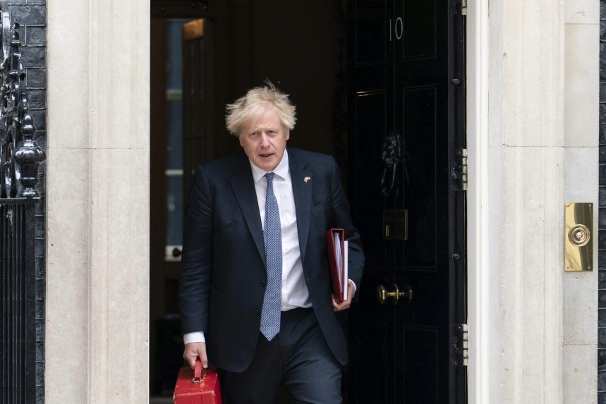 Boris Johnson vállalja a felelősségét a partikért, de nem mond le