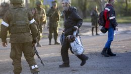 Civileket evakuáltak az Azovsztal acélgyárból