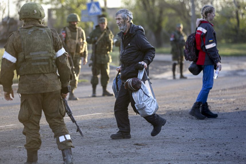 Civileket evakuáltak az Azovsztal acélgyárból