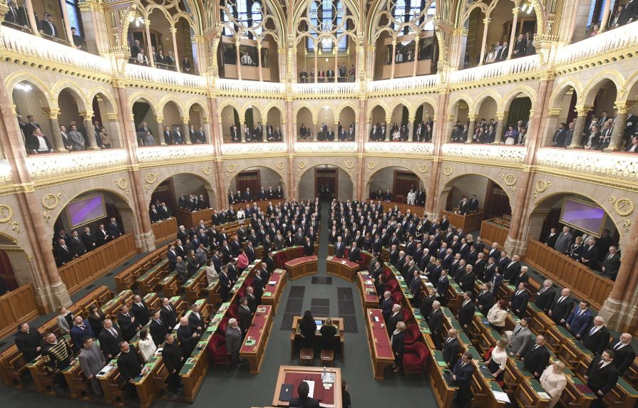 Hétfőn államfőt választ a Magyar Országgyűlés és a NATO bővítéséhez is hozzájárul