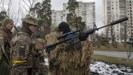 Az orosz védelmi minisztérium azt állítja, hogy olyan fegyverraktárakat és erőműveket „hatástalanítottak” Ukrajnában, amik vasútállomások közelében voltak