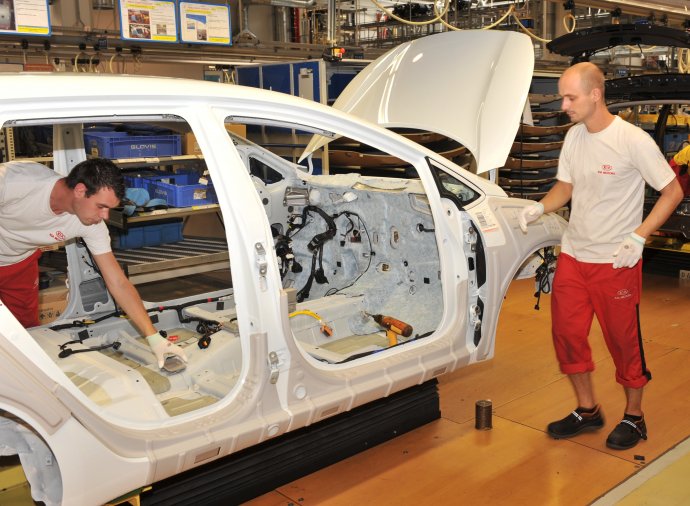 Korlátozza a termelést Szlovákia két legnagyobb autógyára
