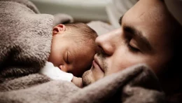 Az apák két hét fizetett szabadságot vehetnek ki gyermekük születése után – hagyta jóvá a kormány