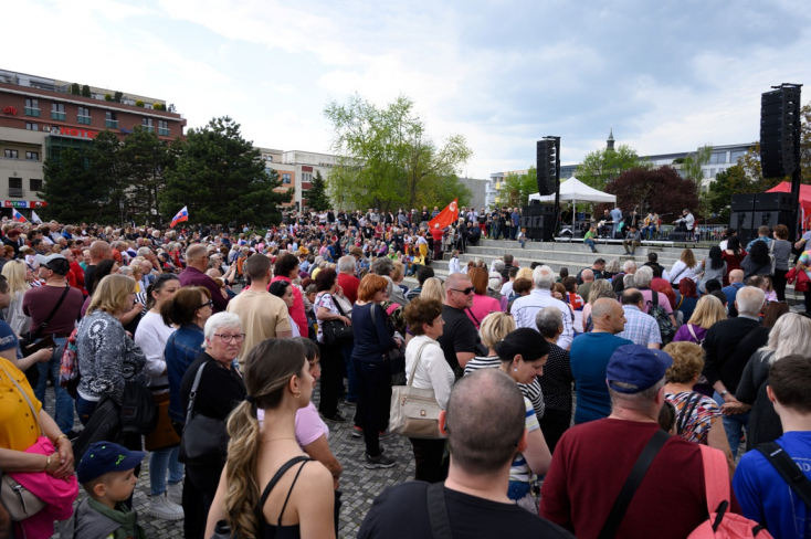 2500-an vettek részt tegnap a nyitrai Svätopluk téren a Smer szervezésében tartott május 1-i ünnepségen