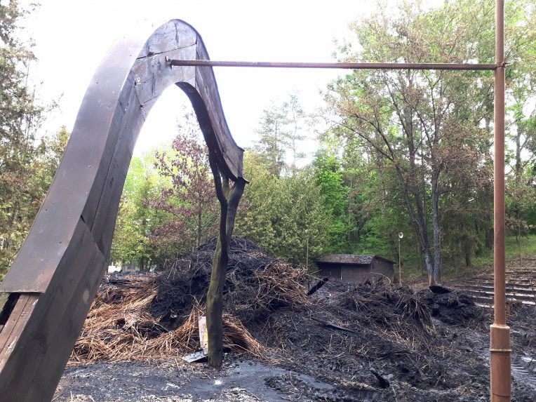 Leégett a köbölkúti Makovecz-tervezte szabadtéri színpad