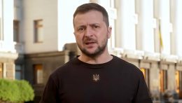 Zelenszkij Ukrajna védelmezőjének napja alkalmából köszöntötte fel a katonákat