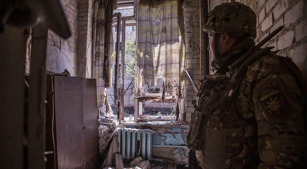 Járhatatlanok a Szeverodonyeckből kivezető utak, az orosz hadsereg minden hidat lerombolt