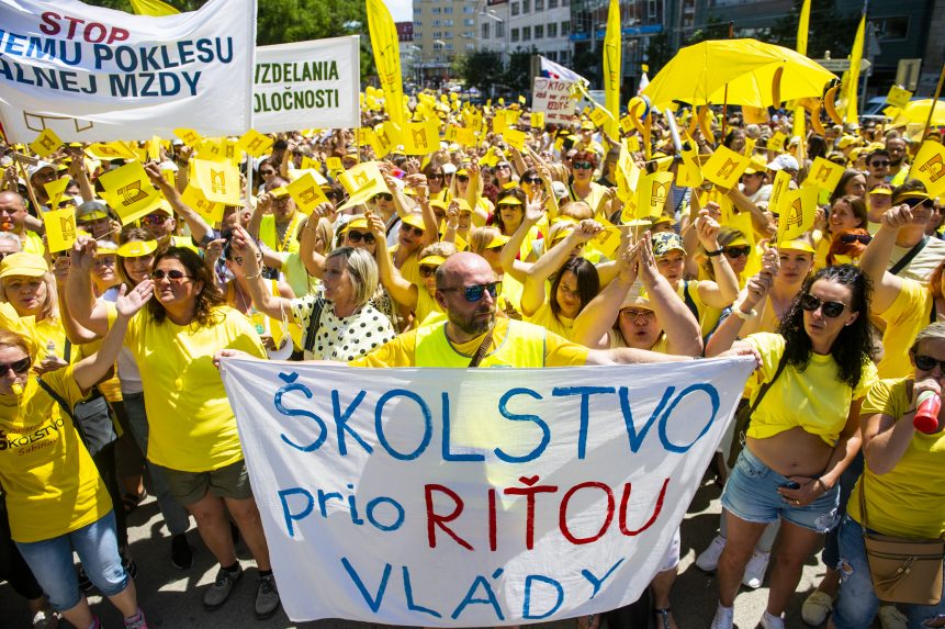 Iskolai dolgozók ezrei tüntettek Pozsony utcáin