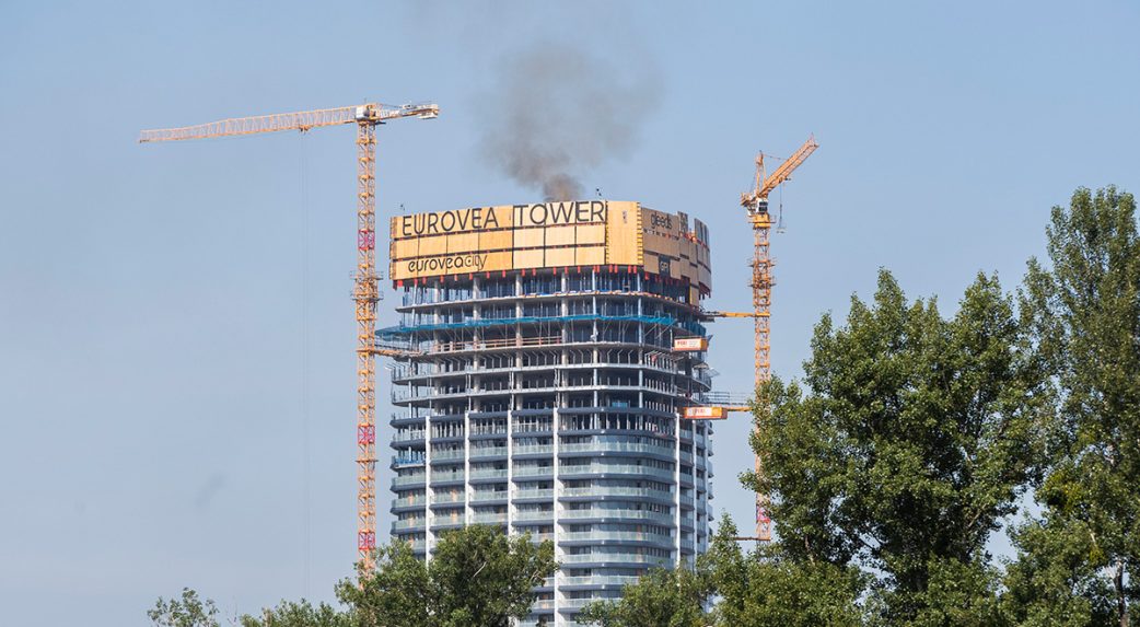 Tűz ütött ki Pozsony legmagasabb épületének tetején