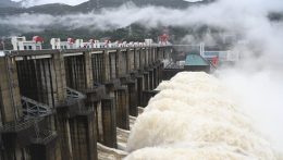 Hatan meghaltak Kínában a hatalmas esőzéseket követő földcsuszamlásokban