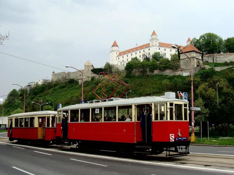 Július első szombatján a Pozsonyi Közlekedési Vállalat történelmi járműveket vonultat fel a villamos-, autóbusz- és trolibuszvonalakon