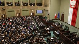 A lengyel szejm elfogadta az EU által kifogásolt tervezetet