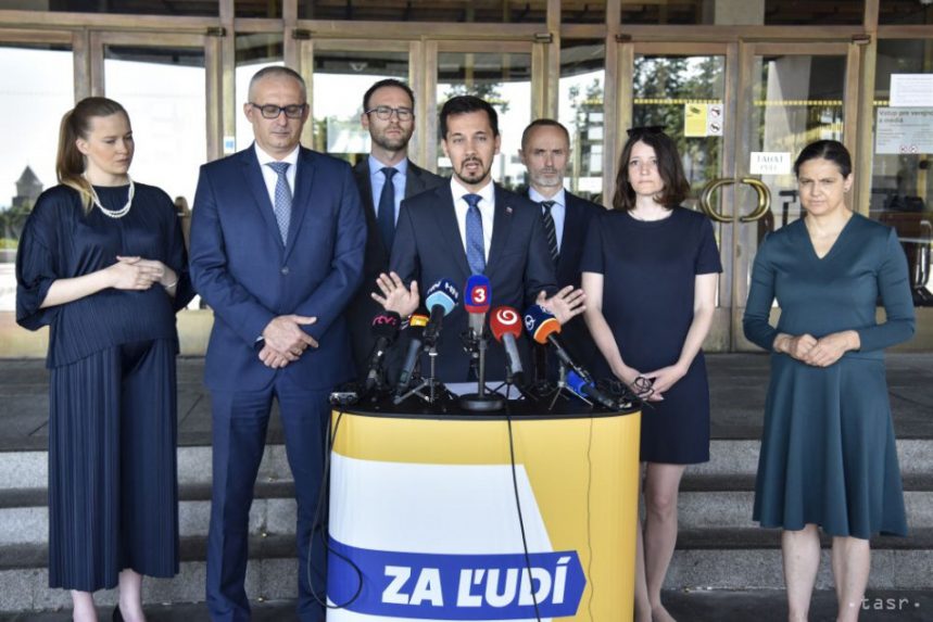 A Za ľudí ismételten a négyes koalíció mellett foglalt állást