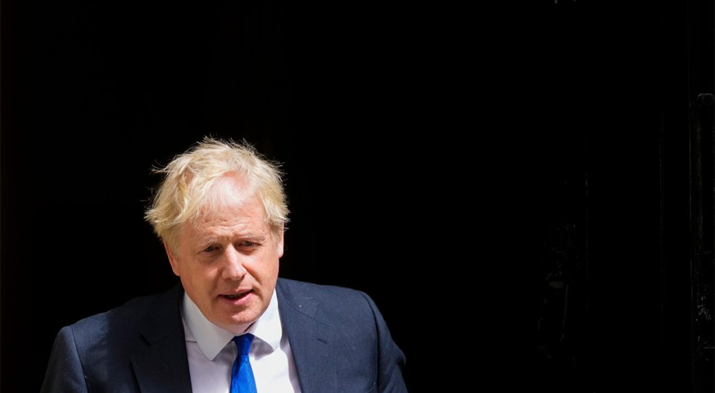 Boris Johnson a nap folyamán bejelenti lemondását a Konzervatív Párt éléről, de őszig még szeretne ügyvezető kormányfő maradni