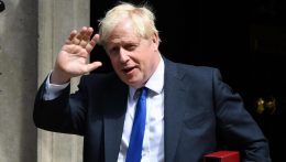 Boris Johnson hivatalosan is bejelentette lemondását