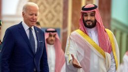 Szaúd-Arábiába érkezett tegnap Joe Biden amerikai elnök