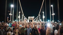Ezrek vonultak utcára Budapesten a Kata-törvény módosítása ellen