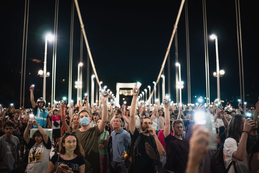 Ezrek vonultak utcára Budapesten a Kata-törvény módosítása ellen