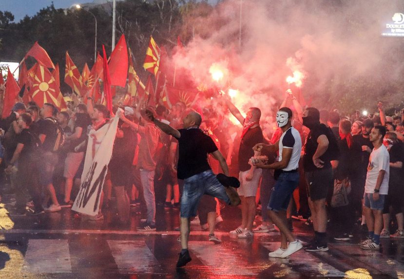 Folytatódtak a szombat óta tartó tüntetések és utcai harcok Észak-Macedóniában