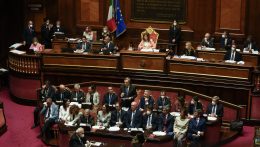 Bizalmi szavazással döntenek az olasz kormány sorsáról