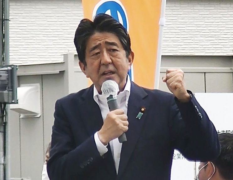 Belehalt sérüléseibe Abe Sindzó volt japán miniszterelnök