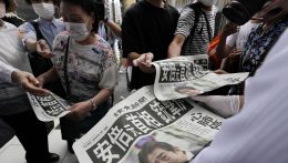 A világ vezető politikusai döbbenetüket fejezik ki Abe Sindzó elleni gyilkosság miatt