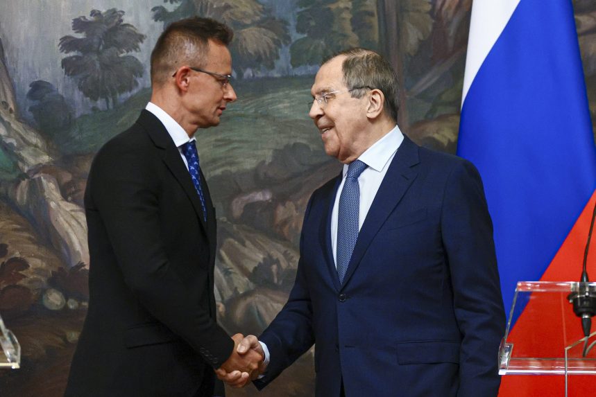 Mit jelent Lavrov elégedett mosolya a magyar külügyminiszterrel való találkozása során?