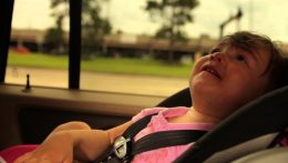 Katasztofális következményei lehetnek, ha forró autóban hagyják a gyereküket