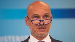 Gröhling felszólította a pénzügyminisztert, hogy különítsen el pénzt tankönyvekre