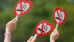 Jogszabállyal tiltanák a dohánytermékek értékesítését a 2010 után született európaiak számára