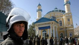 Egy kabuli mecsetnél a szerda esti ima közben bomba robbant