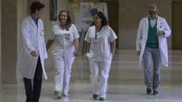 Elemzők: Nem fog gondot okozni a kórházaknak az egészségügyi dolgozók megemelt bérének kifizetése