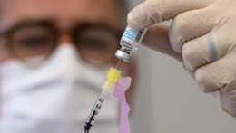 Már 21 290-en vették fel Szlovákiában a koronavírus omikron változatához igazított vakcinát