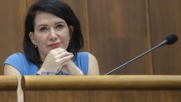 A kórházakkal kapcsolatos szerződések megkötésére szólította fel Hegert Jana Bittó Cigániková