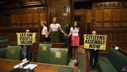 Aktivisták rohamozták meg a brit parlament alsóházát