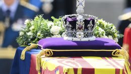 Felravatalozzák II. Erzsébet koporsóját a Westminster Hallban