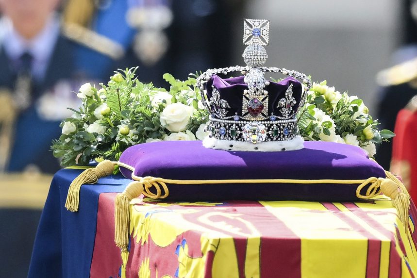 Felravatalozzák II. Erzsébet koporsóját a Westminster Hallban