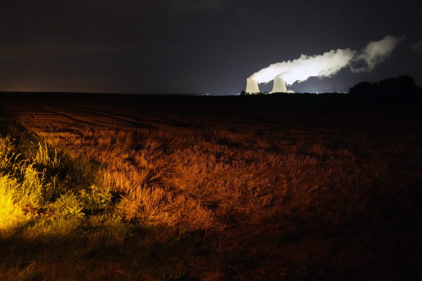 Franciaország csatasorba állítja az atomerőműveit