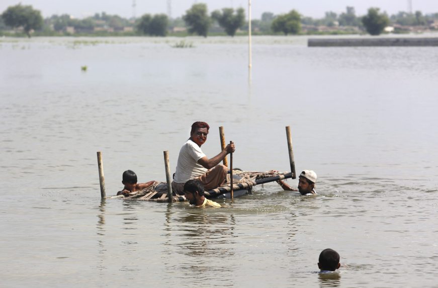 Több millió gyerek küzdhet a túlélésért az árvizek súlytotta Pakisztánban