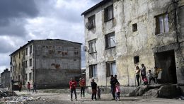 Mivel szembesül az európai biztos egy roma lakótelepen?