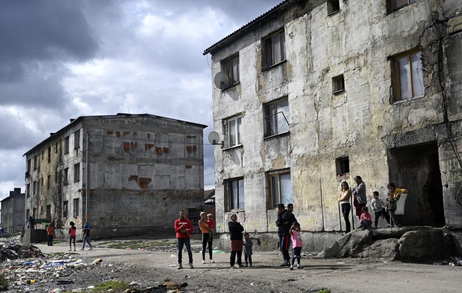 Mivel szembesül az európai biztos egy roma lakótelepen?