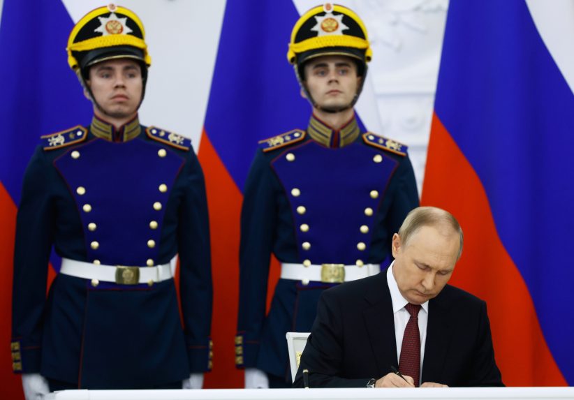 Aláírta az annektálásról szóló törvényt Vlagyimir Putyin