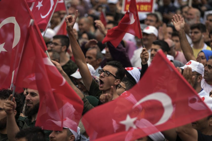 A melegjogi szervezetek ellen tüntettek Isztambulban vasárnap