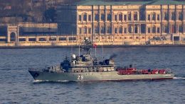 Román aknaszedő hajó mellett robbant tengeri akna