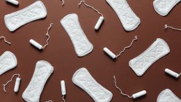 Ősztől ingyenes elérhetőek lesznek a menstruációs termékek a Besztercebánya megye középiskoláiban