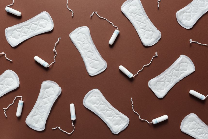 Ősztől ingyenes elérhetőek lesznek a menstruációs termékek a Besztercebánya megye középiskoláiban