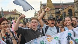Budapesten a magasabb pedagógus bérekért tüntettek a diákok