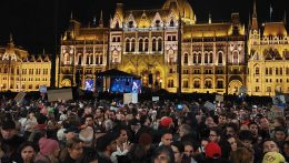 Több tízezren tüntettek a tanárok jogaiért Budapesten