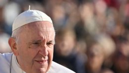 Ferenc pápa felajánlotta, tárgyaljon a Vatikánban Putyin és Zelenszkij