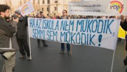 Élőlánccal tiltakoznak Budapesten és más magyar városokban a pedagógusok